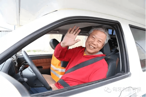 68岁老人张志武再驾览众C4房车环欧洲