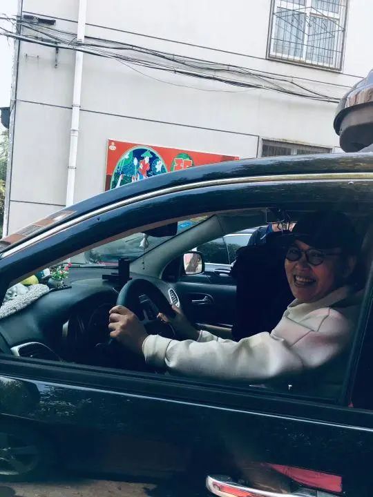 58岁的她，自驾房车旅居，一人两犬，活成了自己喜欢的样子